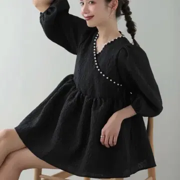 메라키 시어 자카드 펄 블라우스 페플럼