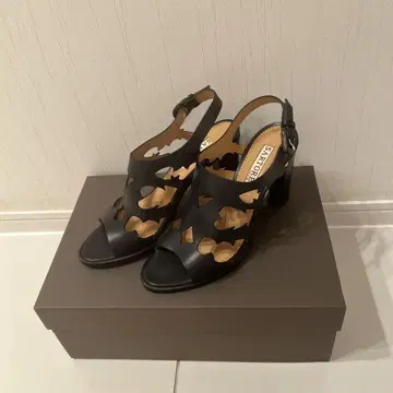새상품급 SARTORE 컷 아웃 디자인 샌들 블랙