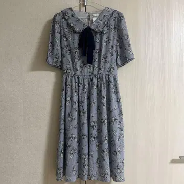 axes femme 로즈 패턴 카라 부착 원피스