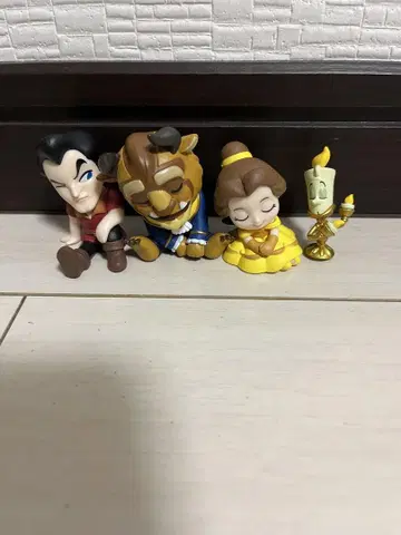 어깨 쿵 Fig. 디즈니 미녀와 야수 미니 피규어 4체 세트