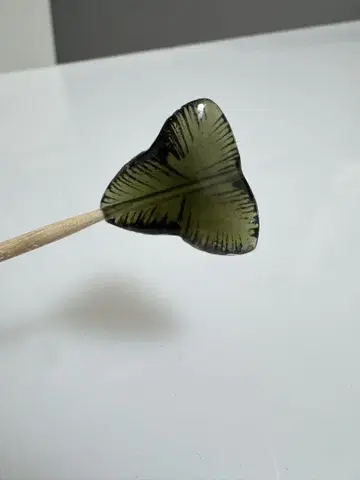 몰다바이트 조각품 알갱이