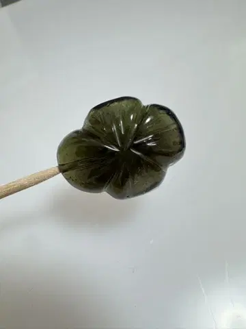 몰다바이트 조각품 알갱이