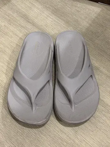 oofos 베이지 샌들