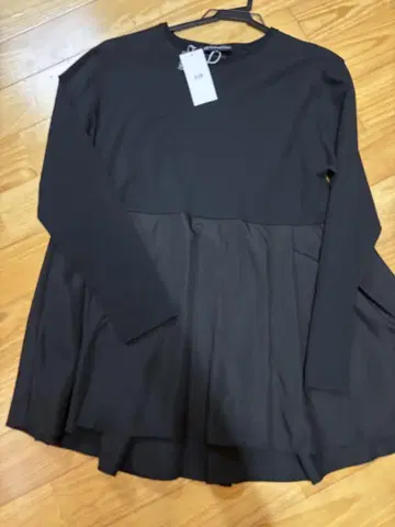새상품 23구 긴팔 티셔츠 이소재 프릴 블랙 M