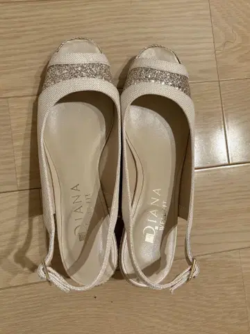 DIANA (다이애나) 24cm 라메 믹스 웨지 샌들 화이트
