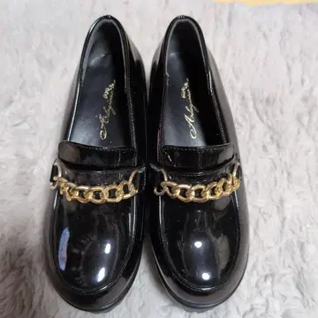 블랙 체인 장식 하이힐
