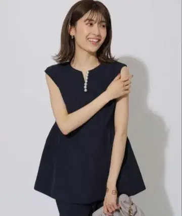 아푸와이저 리셰 워셔블 펄 디테일 컷소 블라우스