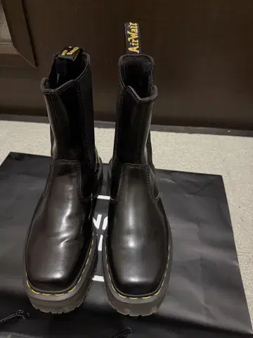 Dr. Martens의 장화
