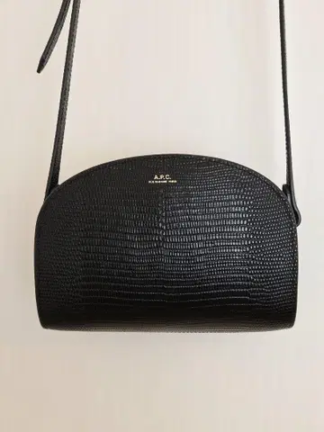 A.P.C. 악어 엠보싱 숄더백