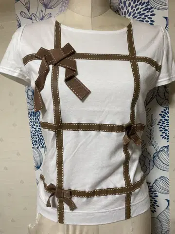 엠즈 그레이시 리본 포함 화이트 T셔츠