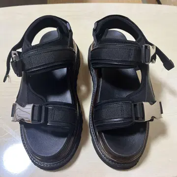 HARE 벨트 샤크 샌들 통굽