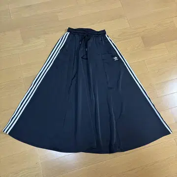 adidas 플레어 스커트 블랙 스트라이프