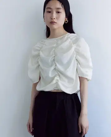 MEER. CREAM PUFF TOP/CRM