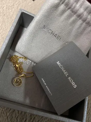 MICHAEL KORS 로고 펜던트 목걸이