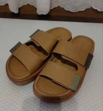 Crocs 브라운 플랫 샌들 W6