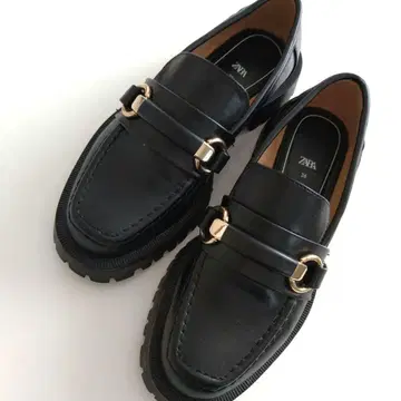 ZARA 블랙 로퍼 통굽 금장 장식