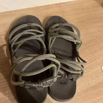TEVA 샌들