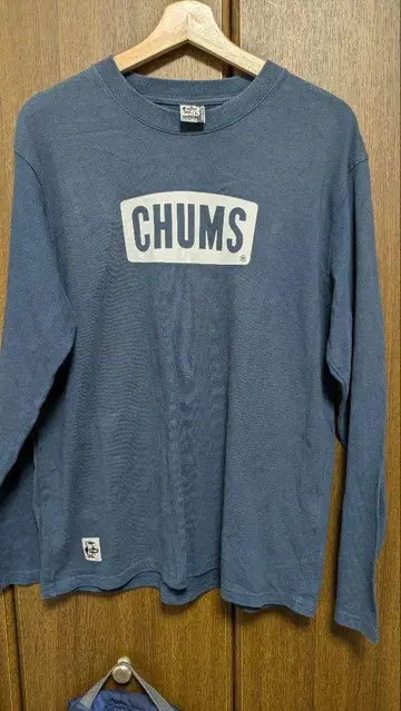 CHUMS 네이비 로고 긴팔 티셔츠