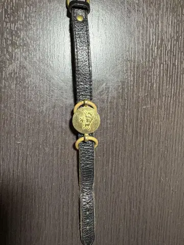IL BISONTE (일비종떼) 콘초 장식 가죽 팔찌 블랙