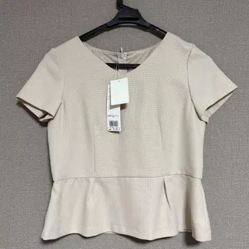 새상품 택 포함 내추럴 뷰티 베이직 페플럼 블라우스 베이지 M