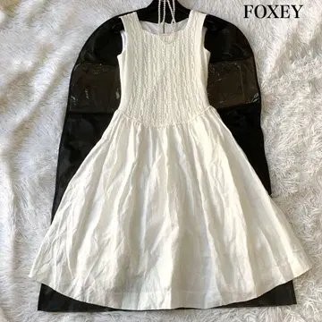 FOXEY 린넨 혼방 슬리브리스 케이블 니트 린넨 원피스 40 사이즈