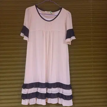 핑크와 블랙 프릴 반팔 원피스