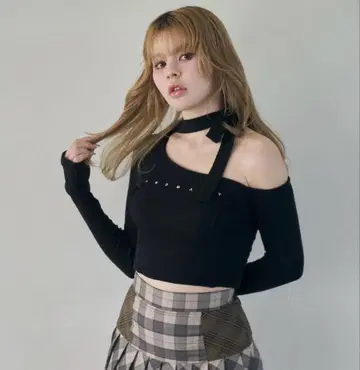 Nana ribbon oneshoulder tops 블랙 andmary