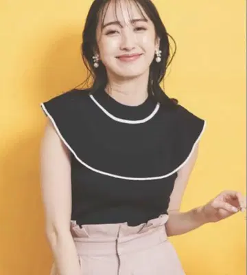 노엘라 니트 스웨터 배색 프릴 니트 블랙