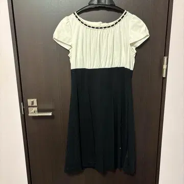 화이트/블랙 반팔 무릎 기장 원피스