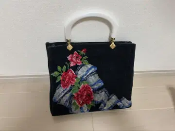 꽃무늬 자수 박스형 핸드백 블랙 페일러
