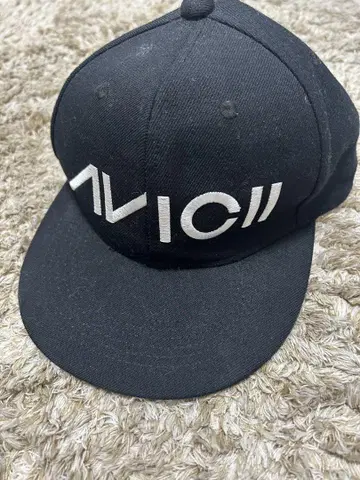 AVICII 블랙캡 로고