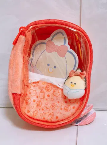 초롱초롱한 눈망울의 생굴 예쁘게 꾸민 이불 파우치 빨간색