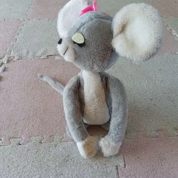 그레이 리본 포함 봉제 인형