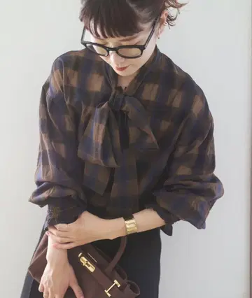 체크 무늬 리본 쉬폰 블라우스