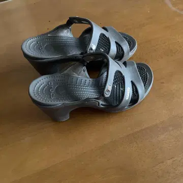 Crocs 짙은 갈색 샌들 w5