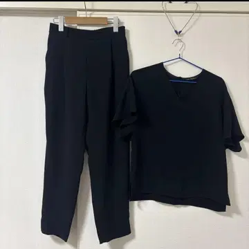 23구 블랙 셋업 팬츠와 상의
