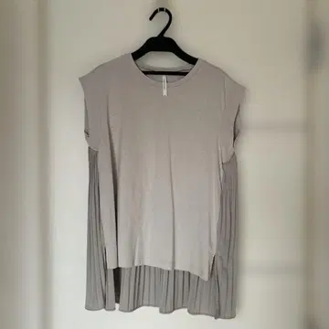 Dignite Collier 플리츠 슬리브리스 상의