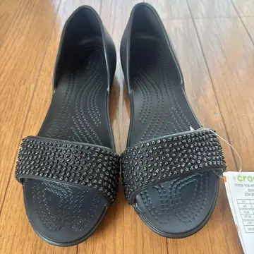 Crocs 비쥬 장식 블랙 샌들
