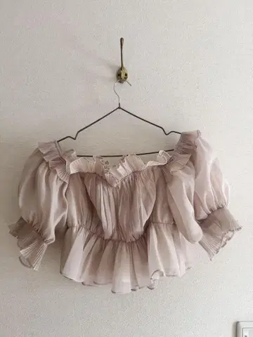 snidel 볼륨 개더 프릴 오프숄더 블라우스