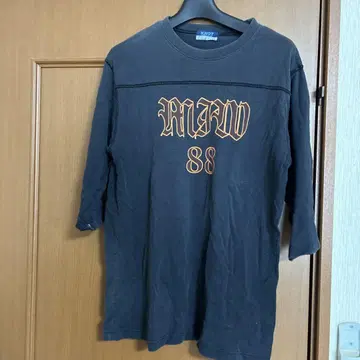 KNOT 블랙 프린트 5부 T셔츠 MARD 88