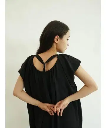 Fika 야마다 Back ribbon sleevelessdress 새상품