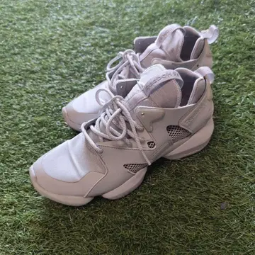 Reebok 그레이 스니커즈