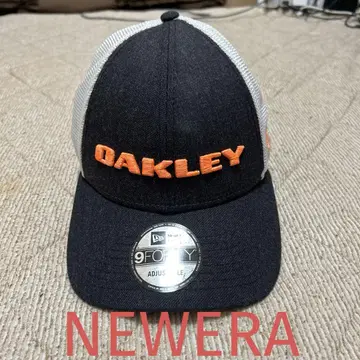 OAKLEY NEWERA 9FORTY 트래커 캡 블랙/화이트