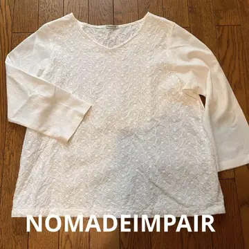 NOMADE IMPAIR 화이트 V넥 상의