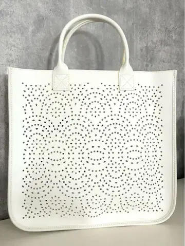 [ 새상품 ] 화이트 펀칭 디자인 토트백 인조 가죽 화이트백