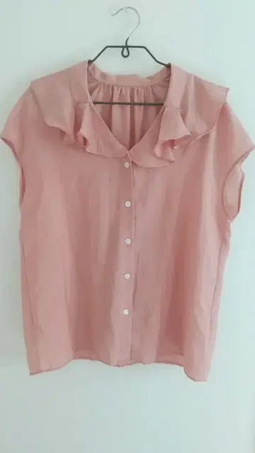 프릴 달린 핑크 반팔 셔츠
