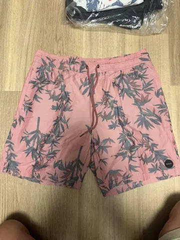 RVCA 대나무 잎 패턴 숏팬츠