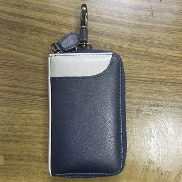 네이비와 화이트 키케이스