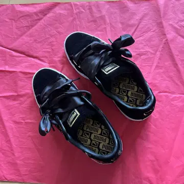 PUMA 리본 달린 꽃무늬 자수 블랙 스니커즈