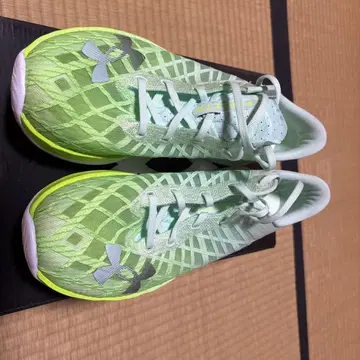 Under Armour HOVR Phantom 러닝화